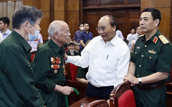 Nguyen Xuan Phuc rend hommage aux morts pour la Patrie dans la province de Dien Bien hinh anh 1
