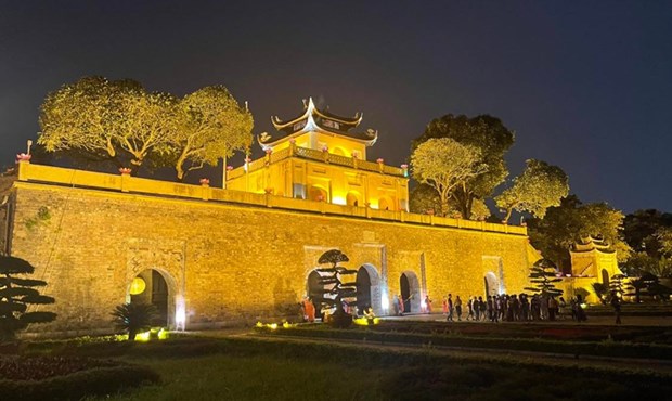 La visite nocturne de la citadelle imperiale de Thang Long avec Vietnam Airlines hinh anh 1