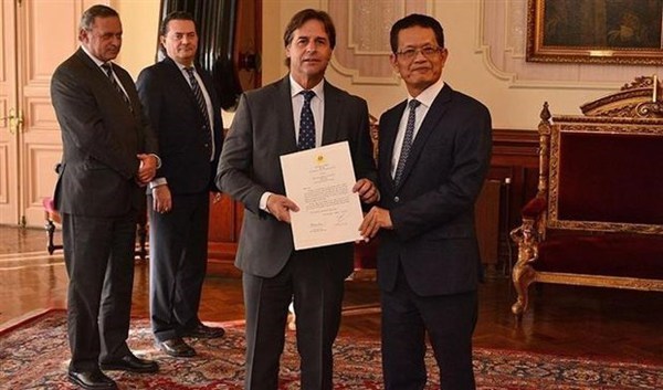 Uruguay desea fortalecer buenas relaciones con Vietnam Hinh Anh 1