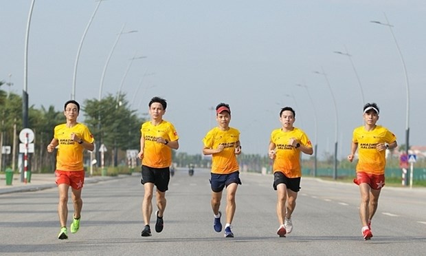 Environ 11.000 athletes en lice au tournoi Vnexpress Marathon Amazing Halong 2022 hinh anh 1
