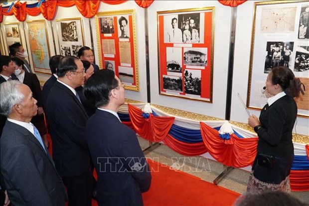 Vernissage d’une exposition sur les relations Vietnam-Laos a Vientiane hinh anh 1