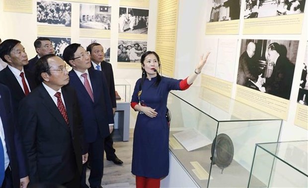 Ouverture d’une exposition sur les relations Vietnam-Laos a Hanoi hinh anh 1