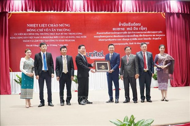 Vo Van Thuong visite le joint-venture de telecommunications Vietnam-Laos hinh anh 1
