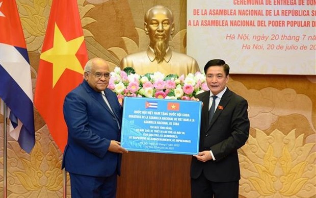 Remise des cadeaux de l'Assemblee nationale du Vietnam a son homologue de Cuba hinh anh 1