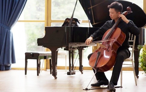 Le violoncelliste Phan Do Phuc aux concerts Toyota 2022 hinh anh 1