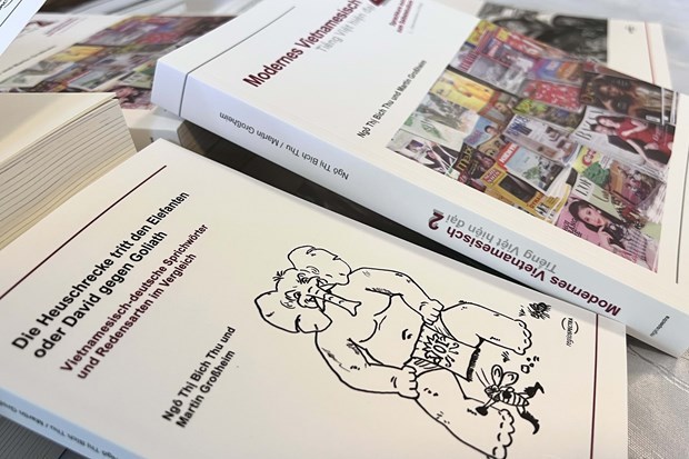 Trois livres bilingues allemand-vietnamien presentes a Berlin hinh anh 1
