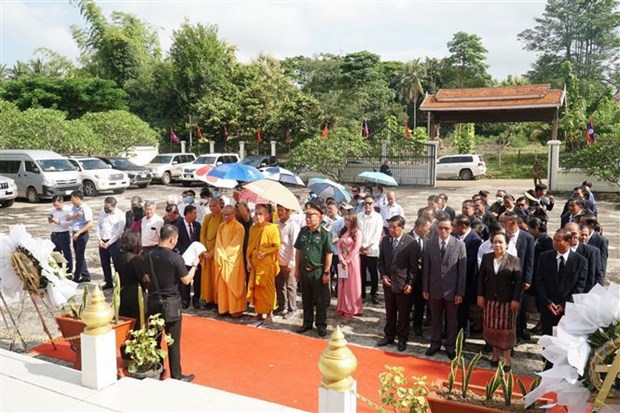Offrir de l'encens pour commemorer les Morts de l’Alliance de combat Laos-Vietnam hinh anh 1