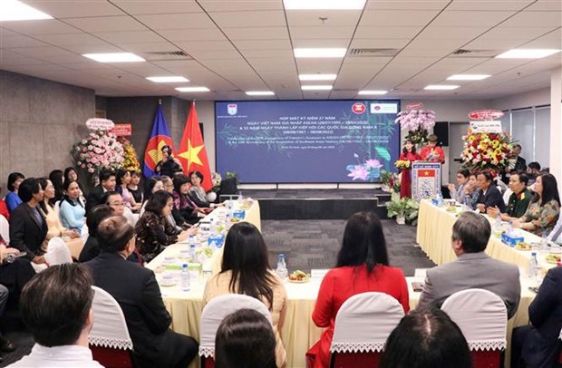 Rencontre pour celebrer le 27e anniversaire de l'adhesion du Vietnam a l'ASEAN hinh anh 2