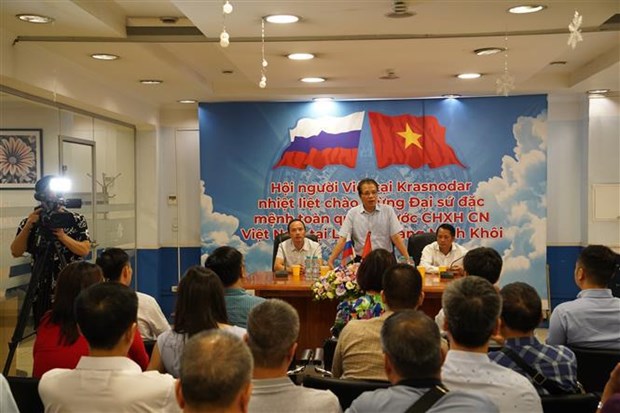 L'ambassadeur du Vietnam en Russie rencontre des Vietnamiens a Krasnodar hinh anh 2