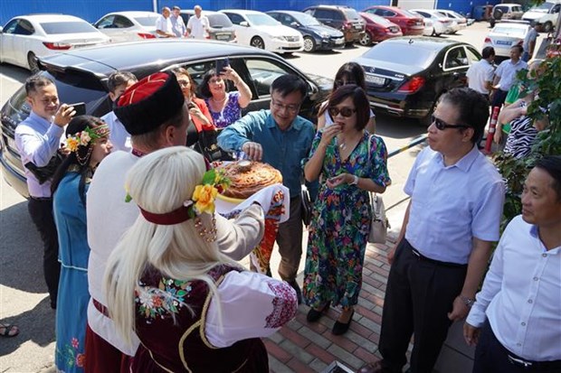 L'ambassadeur du Vietnam en Russie rencontre des Vietnamiens a Krasnodar hinh anh 1