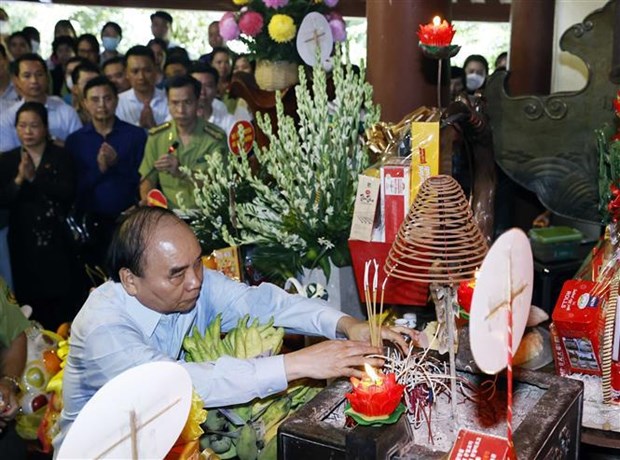 Le president Nguyen Xuan Phuc rend hommage au President Ho Chi Minh hinh anh 1