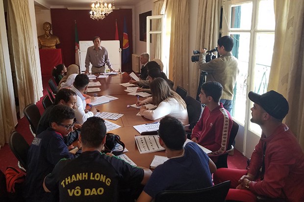 Une classe d’enseignement de la langue vietnamienne en Algerie hinh anh 2