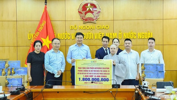 Le Centre culturel bouddhiste du Vietnam en R. de Coree fait don des produits anti-COVID-19 hinh anh 1