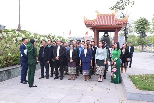 Visite de l’Academie de politique et d’administration du Laos a Thai Nguyen hinh anh 2