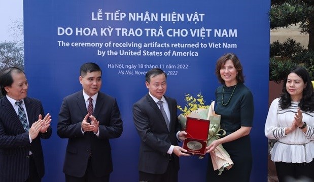 Le Musee national d'histoire du Vietnam recoit des antiquites remises par les Etats-Unis hinh anh 2