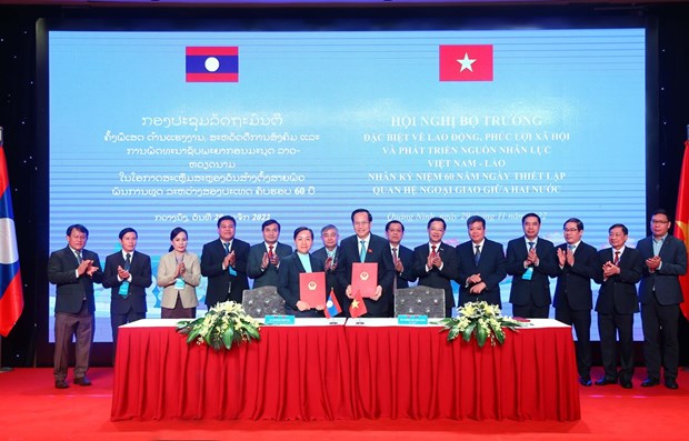 Vietnam-Laos : cooperation dans le domaine du developpement des ressources humaines hinh anh 1