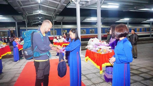 Les premiers touristes etrangers de l'annee 2023 accueillis en grande pompe hinh anh 3