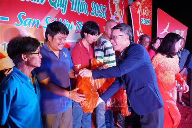 La communaute des Vietnamiens au Laos accueille le Tet du Chat 2023 hinh anh 1
