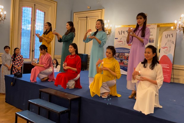 Vietnamese culture shines in APCV in France hinh anh 2