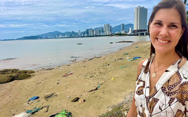 A Nha Trang, une jeune Americaine repand son amour pour l'environnement hinh anh 1