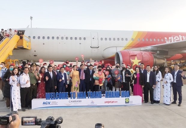 Khanh Hoa accueille le premier vol transportant les touristes chinois lors du Tet hinh anh 1