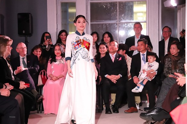 Lan Huong et Jordan Nguyen presentent la mode vietnamienne a Londres hinh anh 1