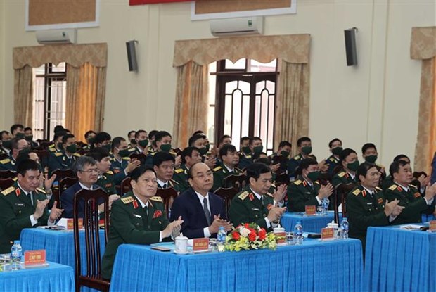 Le PM Nguyen Xuan Phuc se rend dans la Division de la defense aerienne 361 hinh anh 2