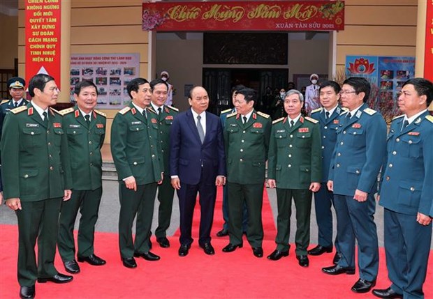 Le PM Nguyen Xuan Phuc se rend dans la Division de la defense aerienne 361 hinh anh 1