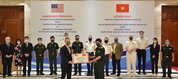 Don des Etats-Unis au ministere vietnamien de la Defense pour la lutte contre le COVID-19 hinh anh 1
