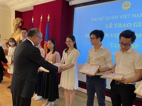 Remise de Prix aux excellents etudiants vietnamiens en France hinh anh 1