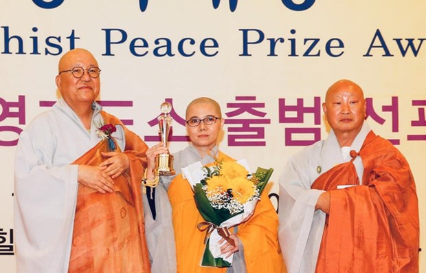 Une nonne vietnamienne recoit le prix « Activite benevole pour la paix mondiale » en R. de Coree hinh anh 1