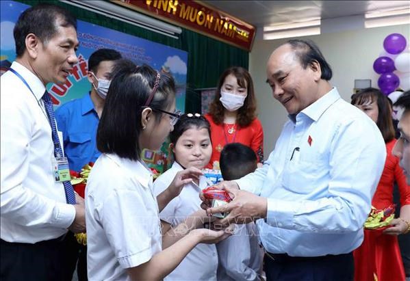 Le president se rend au Centre de soins aux enfants handicapes de Hanoi hinh anh 2