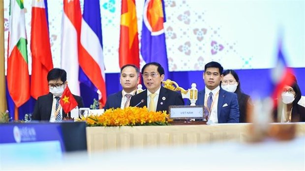 Le ministre des AE du Vietnam poursuit ses activites lors de l'AMM 55 et des conferences connexes hinh anh 1