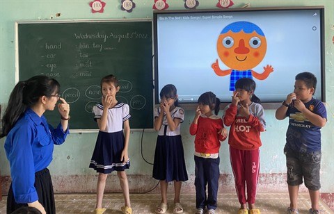 Un cours d'anglais pour les enfants de l'ethnie H're a Quang Ngai hinh anh 1