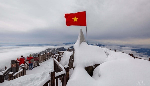 Des touristes se complaisent a voir la chute de neige sur le mont Fansipan hinh anh 1