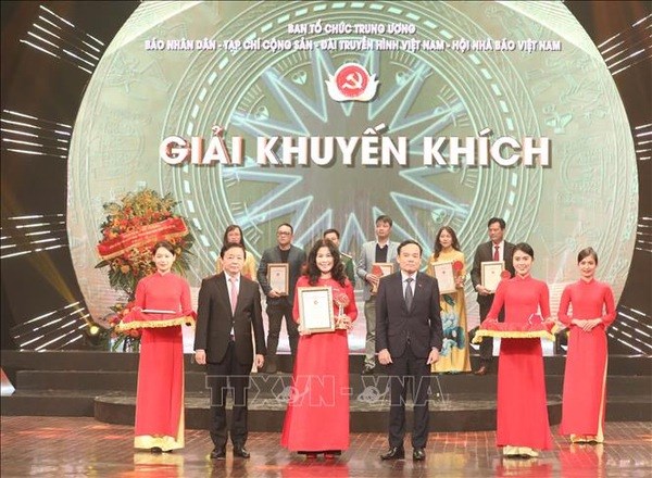 La ceremonie de remise des Prix nationaux de la presse sur l’edification du Parti hinh anh 2