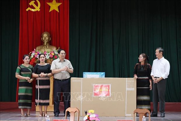 Le PM inspecte les preparatifs de la rentree scolaire a Kon Tum hinh anh 1