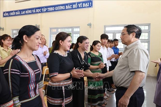 Le PM inspecte les preparatifs de la rentree scolaire a Kon Tum hinh anh 2