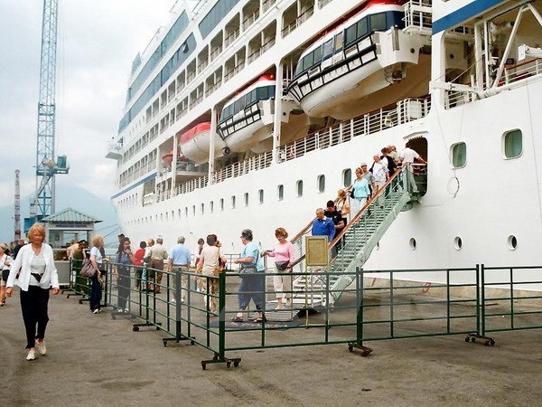 Le port de Chan May accueille plus de 4.000 croisieristes etrangers hinh anh 1