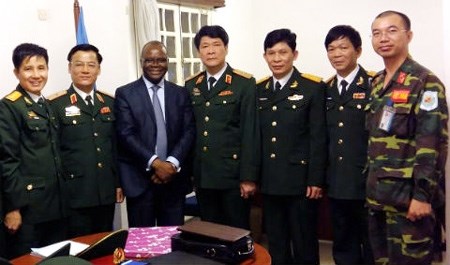 Des militaires vietnamiens visitent la Mission de l'ONU en Republique centrafricaine hinh anh 1