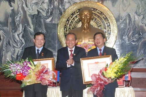 Remise de l’insigne «Pour la cause du tribunal» a des responsables laotiens et cambodgiens hinh anh 1
