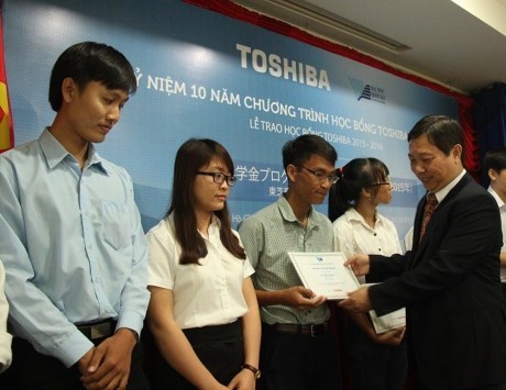 Toshiba attribue des bourses d'etudes a HCM-Ville hinh anh 1