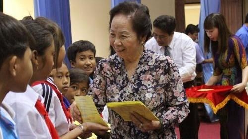 La vice-presidente Nguyen Thi Doan remet des bourses a des enfants demunis de Soc Trang hinh anh 1