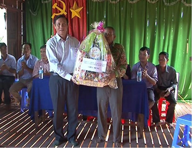 Remise de cadeaux aux Khmers en l'honneur de la fete Sene Dolta hinh anh 1