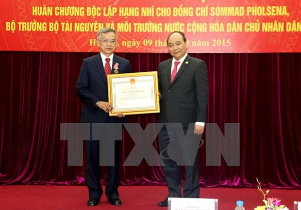 L’Ordre de l’Independance du Vietnam pour un ministre laotien hinh anh 1