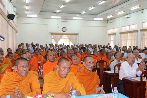 Tra Vinh : rencontre avec des Khmers a l'occasion de la fete Sene Dolta hinh anh 1