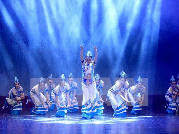 Une troupe artistique du Yunnan (Chine) en spectacle a Hanoi hinh anh 1