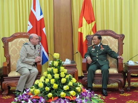 Vietnam - Royaume-Uni : renforcement de la cooperation dans la defense hinh anh 1
