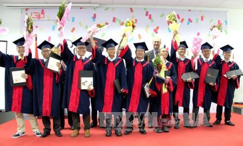 Remise de diplomes aux etudiants de l’Universite Vietnam-Allemagne hinh anh 1