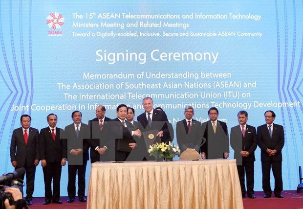 ASEAN TELMIN 2015 : signature d’un protocole d’accord de cooperation dans les TIC hinh anh 1